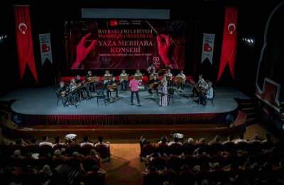 Bayraklı Mandolin Orkestrası ‘yaza merhaba’ dedi